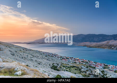 Malerischen Sonnenuntergang Blick über die Stadt Pag, Kroatien, Orte, Reisen in Europa. Stockfoto