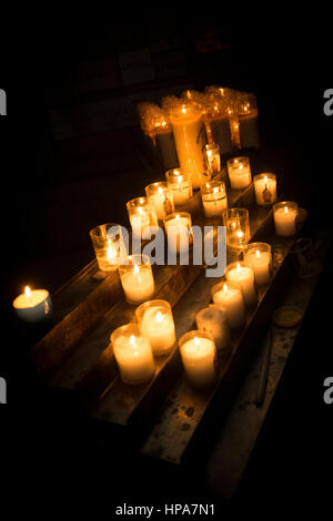 Brennenden Kerzen in einer Kirche Stockfoto