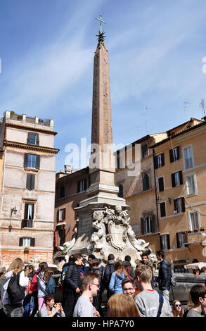 Rom, Italien - 13. März 2016: Touristen, das Pantheon, eines der wichtigsten touristischen Attraktionen in Rom während der Regierungszeit von Kaiser Augustus erbaut Stockfoto