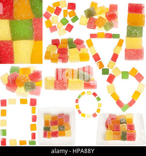 Sammlung von bunten Zucker überzogen Gelee Bonbons in verschiedenen Größen und Formen, die isoliert auf weißem Hintergrund Stockfoto