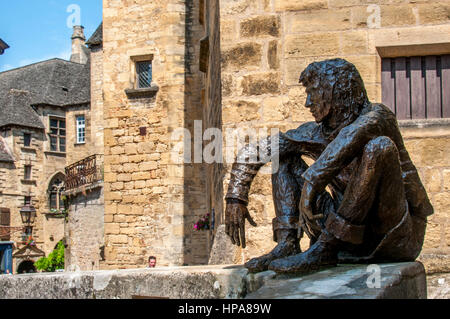 Le Badaud Statue eines jungen Mannes in Sarlat la Caneda, Perigord Noir, Dordogne, Frankreich Stockfoto