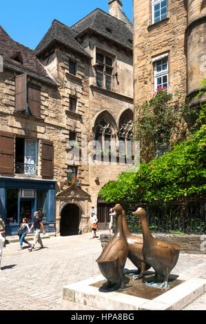 Gans Quadrat / Place Aux Ojes mit Gänse-Statue in der Mitte des alten Sarlat la Caneda, Perigord Noir, Dordogne, Frankreich Stockfoto