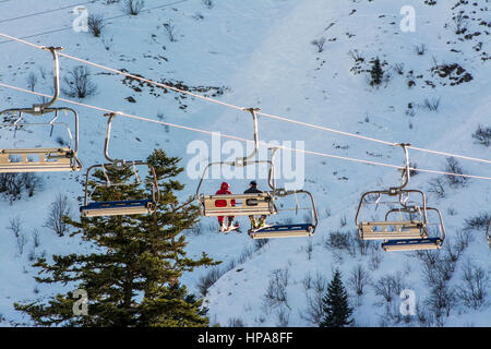 Skifahrer am Skilift am Skigebiet Le Mont-Dore, massiv von Sancy, Auvergne, Frankreich Stockfoto