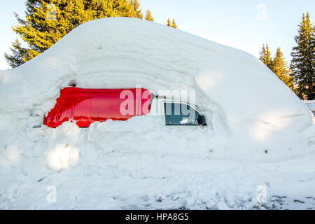 Auto im Schnee auf einem Park bedeckt Stockfoto