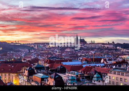 Mystische und geheimnisvolle Stadt in Europa. Durch die Augen der Vögel mit herrlichen Sonnenuntergang und Himmel über der traditionellen Häuser mit ihren roten Roo Prag Stockfoto