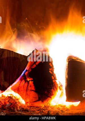 Rot und Orange, knisterndes Feuer aus der Verbrennung von Holz Stockfoto