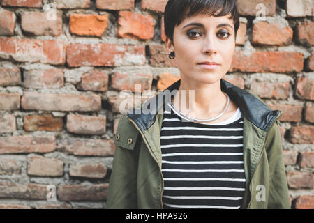 Porträt des jungen schönen kaukasischen kurze Haare Frau auf der Suche unter Ausschluss der Öffentlichkeit ernst - nachdenklich, nachdenklich, Melnacholic Konzept Stockfoto