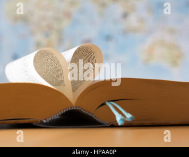 Seiten eines Buches gefaltet in Form eines Herzens, symbolisiert Liebe zum Lesen und Bildung Stockfoto