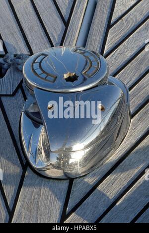 Details der Ankerwinde auf die Teak Deck eines Segelbootes Stockfoto