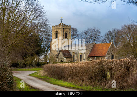 St. Michael & All Angels Church, die aus dem 12. Jahrhundert stammt und eine herbstliche ländliche Szene ist, Abington Pigotts Villlage Cambridgeshire England UK Stockfoto