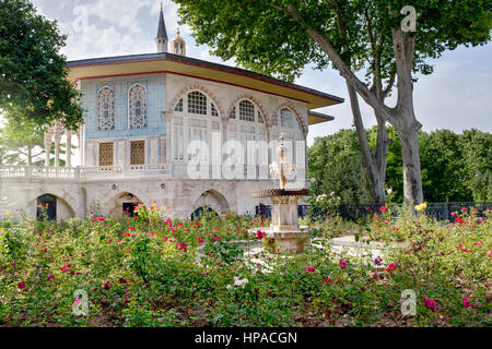 Brunnen mit Bagdad Pavillon - Topkapi Palast, Istanbul, Türkei Stockfoto