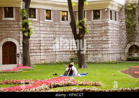 Junges Paar nehmen Selfie in Gulhane Park, Istanbul, Türkei Stockfoto