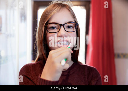 Mädchen mit Zahnspange putzen ihre Zähne, Deutschland Stockfoto