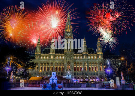 Feuerwerk über dem Rathaus, Silvester, Wien, Österreich Stockfoto