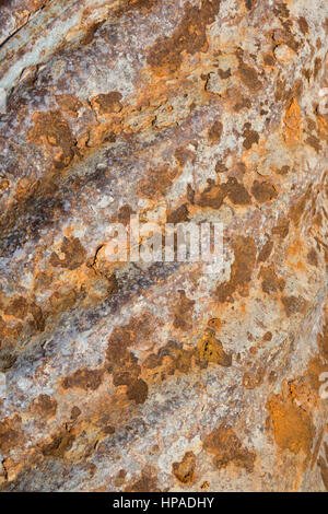 Nahaufnahme von verrosteten Rohr mit Schatten von Kämmen beschädigte aus Wasser und jetzt braun und grau mit abblätternden Metall. Stockfoto