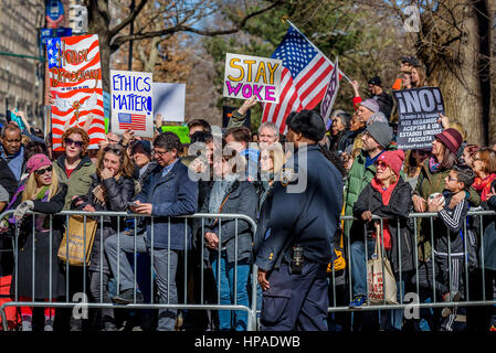 New York, USA. 20. Februar 2017. "Nicht mein Präsident Day" rally außerhalb von Trump International Hotel und Turm versammelten sich Tausende von New Yorkern Schulter an Schulter entlang der Central Park West von 61st Street 67th Street in Manhattan. Eine friedliche Demonstration der Bundesrepublik Agenda umgesetzt von Präsident Donald J. Trump zu protestieren. Bildnachweis: Erik McGregor/Pacific Press/Alamy Live-Nachrichten Stockfoto