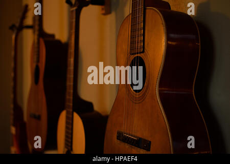 Oldtimer Salon-Gitarren auf Wand Stockfoto