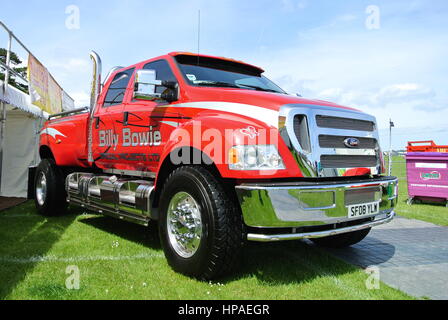 Ein Ford F-350 Pickup truck in den Farben der Billy Bowie besondere Projekte, bis auf dem Display in Paignton, Devon, England, UK geparkt. Stockfoto