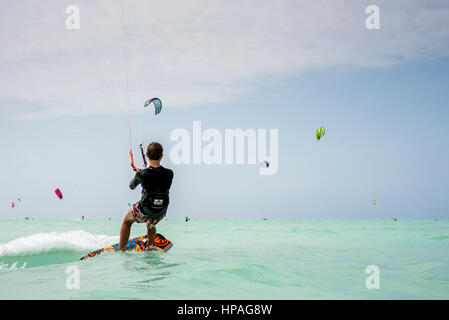 Ein Junge Drachen auf einem Strand Paje, Zanzibar, Tansania. Paje ist ein windiger Platz für gut Kiten und Kitesurfen und zur gleichen Zeit, es ist sicher für Anfänger training. Diese Art von Sport sammelt Tausende von Touristen in Paje zu jeder Jahreszeit. Stockfoto