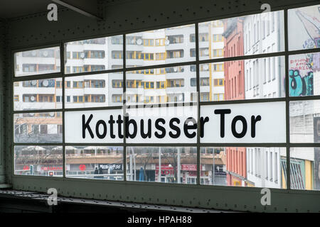 Berlin, Deutschland - 19. Februar 2017: U-Bahn Station Schild am Kottbusser Tor in Berlin, Kreuzberg. Stockfoto