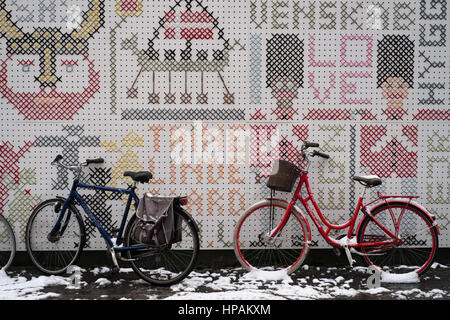 Schneebedeckte Fahrräder von Horten Kunst in Enghave Plads, Kopenhagen, Dänemark Stockfoto
