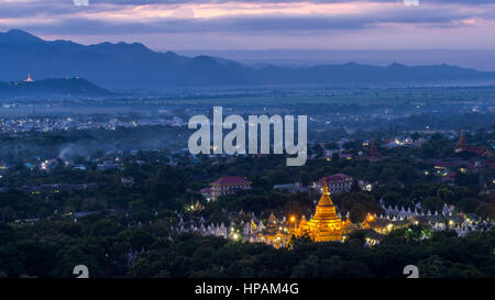 Schöne Khuthodaw Pagode mit Licht in die frühen Morgenstunden Ansicht vom Mandalay Hill, Myanmar Stockfoto