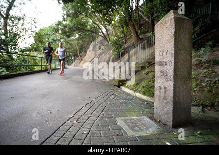 BOWEN ROAD, Wan Chai - Sept. 2013 - Zwei Läufer Ansatz einer Stadt Grenzmarkierungen auf Bowen Road, Hong Kong Island. Stockfoto