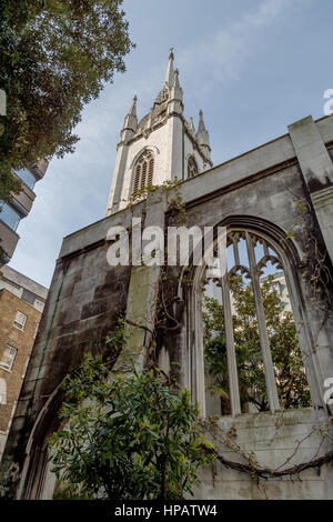 Den Krieg zerrissenen Schale einer historisch-Kirche in London, mit einem Christopher Wren beherbergt entworfene Turm heute einen ruhigen Garten für alle zu genießen. Stockfoto