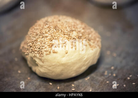 Nahaufnahme der einzelnen Brötchen Weißbrot mit Sesam topping, selektiven Fokus Bild Stockfoto