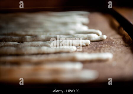 Close-up selektiven Fokus Schuss Grissini auf Backblech im Ofen gekocht wird Stockfoto