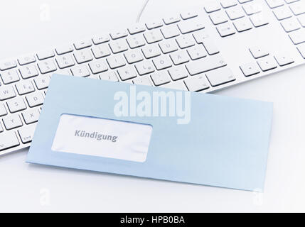 Blauer kuendigungsbrief Balatonfüred mit Tastatur Stockfoto