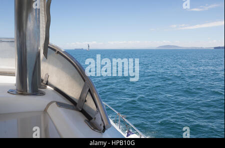 Der Bogen der vorbeifahrenden Boote auf dem Meer Motorboot hautnah Stockfoto