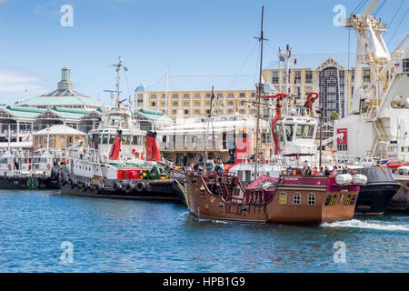 CAPE TOWN, SOUTH AFRICA - 19. Dezember 2016: Foto von The Jolly Roger Piratenschiff Eintritt in den Hafen von Victoria und Alfred Waterfront in Kapstadt dur Stockfoto