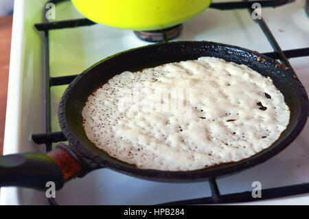 Pfannkuchen am Faschingsdienstag, Pfannkuchen maker Pan Stockfoto