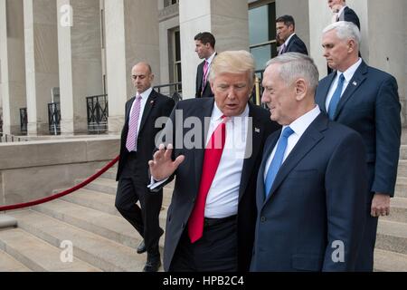 US-Präsident Donald Trump plaudert mit US-Verteidigungsminister James Mattis als Vizepräsident Mike Pence hinter geht, wie sie das Pentagon 27. Januar 2017 in Washington, D.C. fahren. Stockfoto