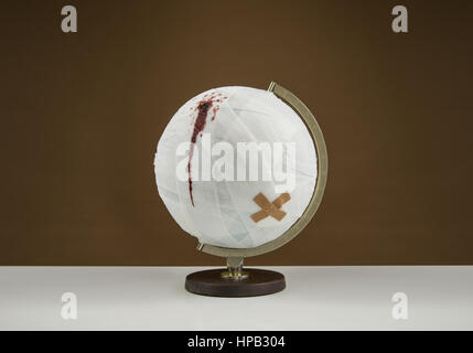 Globus mit Verband und Verletzung, symbolbild Stockfoto