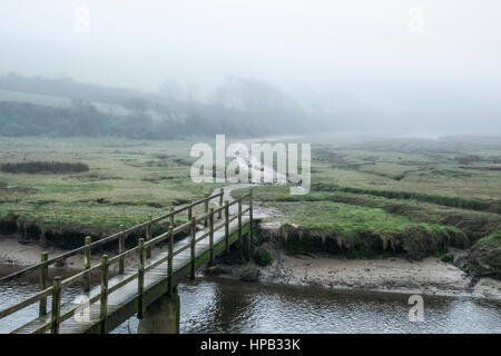 UK Wetter nebligen Tag Gannel River Footbridge Gannel Mündung Newquay Cornwall Stockfoto