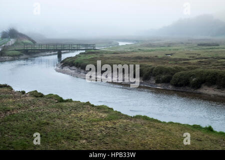 UK Wetter nebligen Tag. Gannel Mündung Fluss Newquay Cornwall Stockfoto