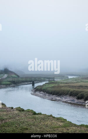 UK Wetter nebligen Tag. Gannel Mündung Fluss Newquay Cornwall Stockfoto