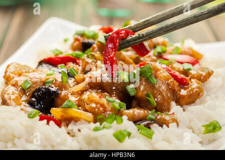Roastbeef auf süß-saurer Soße mit gekochtem Reis serviert Stockfoto