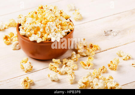Karamell Popcorn in eine braune Schale auf dem Holztisch Stockfoto