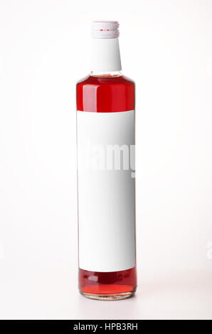Eine Flasche frischen roten Johannisbeeren Sirup isoliert auf weißem Hintergrund Stockfoto