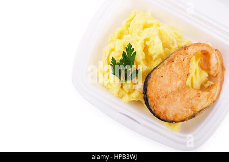 Gebratenen Fisch Steak frisch mit Kartoffelbrei in weißen Plastikplatte auf weißem Hintergrund Stockfoto