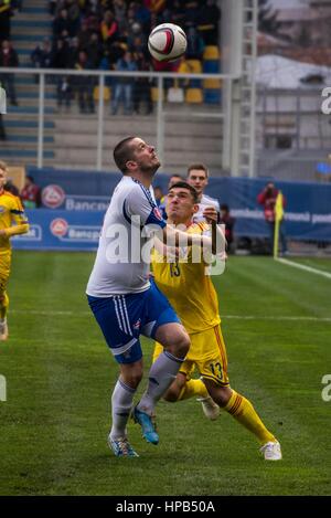 29. März 2015: Claudiu Keseru #13 der Nationalmannschaft Rumänien und Atli Gregersen #4 der Färöer Nationalmannschaft in Aktion während des 15. UEFA European Championship Qualifikationsrunde Spiels zwischen Rumänien National Football Team (ROU) und Färöer-Inseln National Football Team (FRO) Ploiesti in Ploiesti, Rumänien ROU "Ilie Oana" Stadium.  Foto: Cronos/Catalin Soare Stockfoto