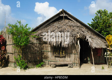 Panama, traditionelles Haus Kuna-Indianer mit dem auf einer Insel Tigre auf dem San Blas Archipel strohgedeckten Dach Stockfoto