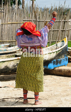 Panama, traditionellen Kuna-Frauen-Indianer auf einer Insel Tigre auf dem San Blas Archipel Stockfoto