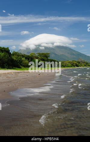 Mittelamerika, Nicaragua, Landschaften auf der Insel Ometepe. Das Bild präsentieren die Santo Domingo-Sandstrand mit Blick auf den Vulkan Concepcion Stockfoto