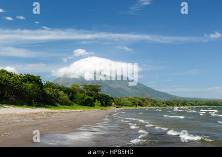 Mittelamerika, Nicaragua, Landschaften auf der Insel Ometepe. Das Bild präsentieren die Santo Domingo-Sandstrand mit Blick auf den Vulkan Concepcion Stockfoto