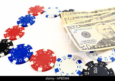 Casino-Chips und Geld hautnah. Dollar und Chips isoliert auf weißem Hintergrund Nahaufnahme. Casino Spiele-Konzept. Stockfoto