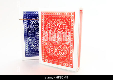 Rote und blaue Kartendecks isoliert auf weißem Hintergrund. Pokerkarten hautnah. Stockfoto